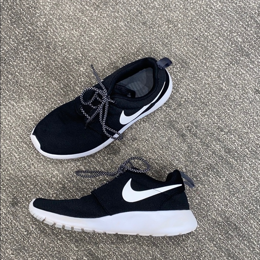 Nike women’s Roshe One